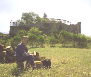 Ralf vor der Kulisse von Rennes-le-Chteau im September 2004